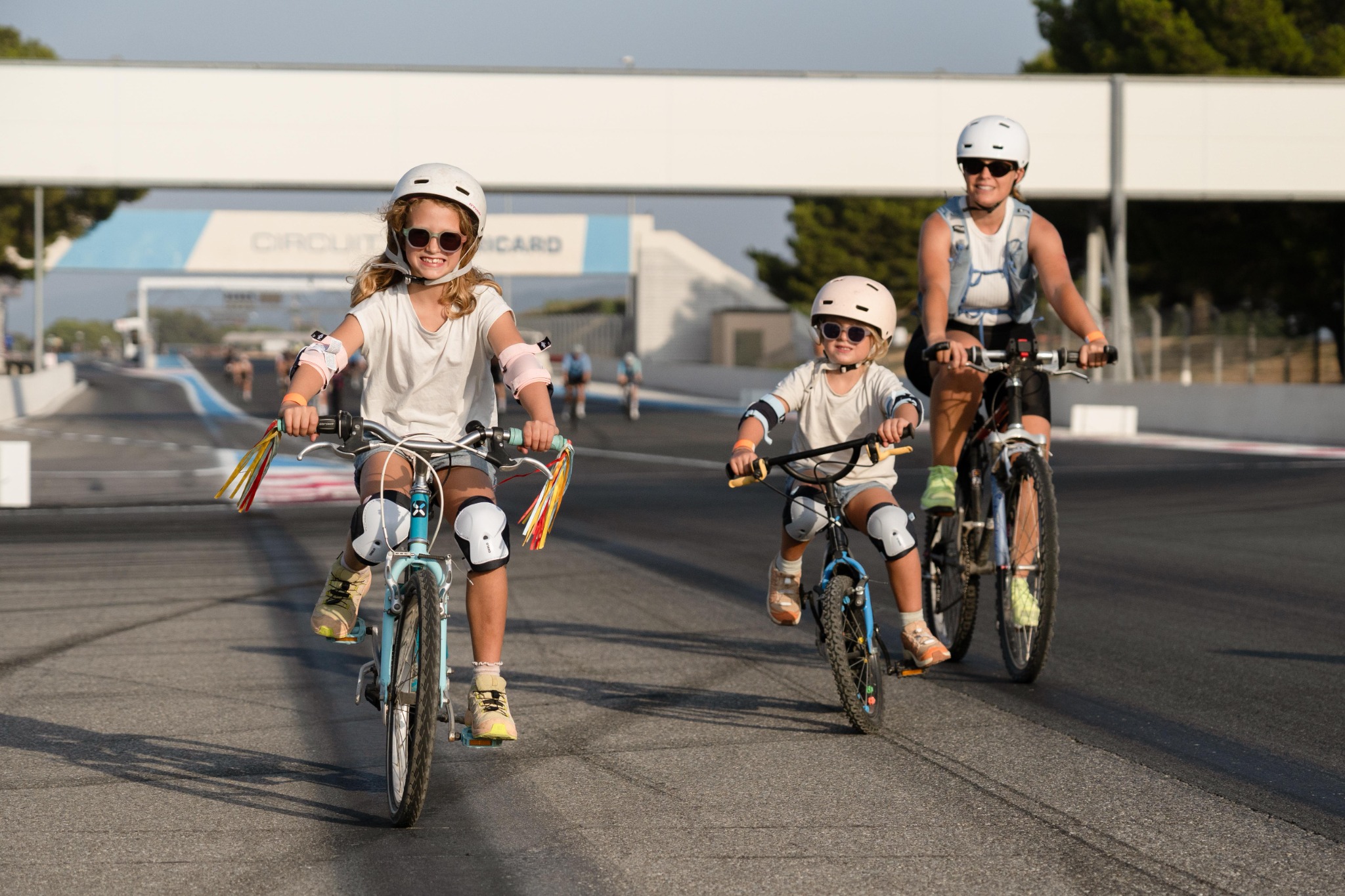 Une famille à vélo sur le Circuit Paul Ricard lors de Sunset Bike