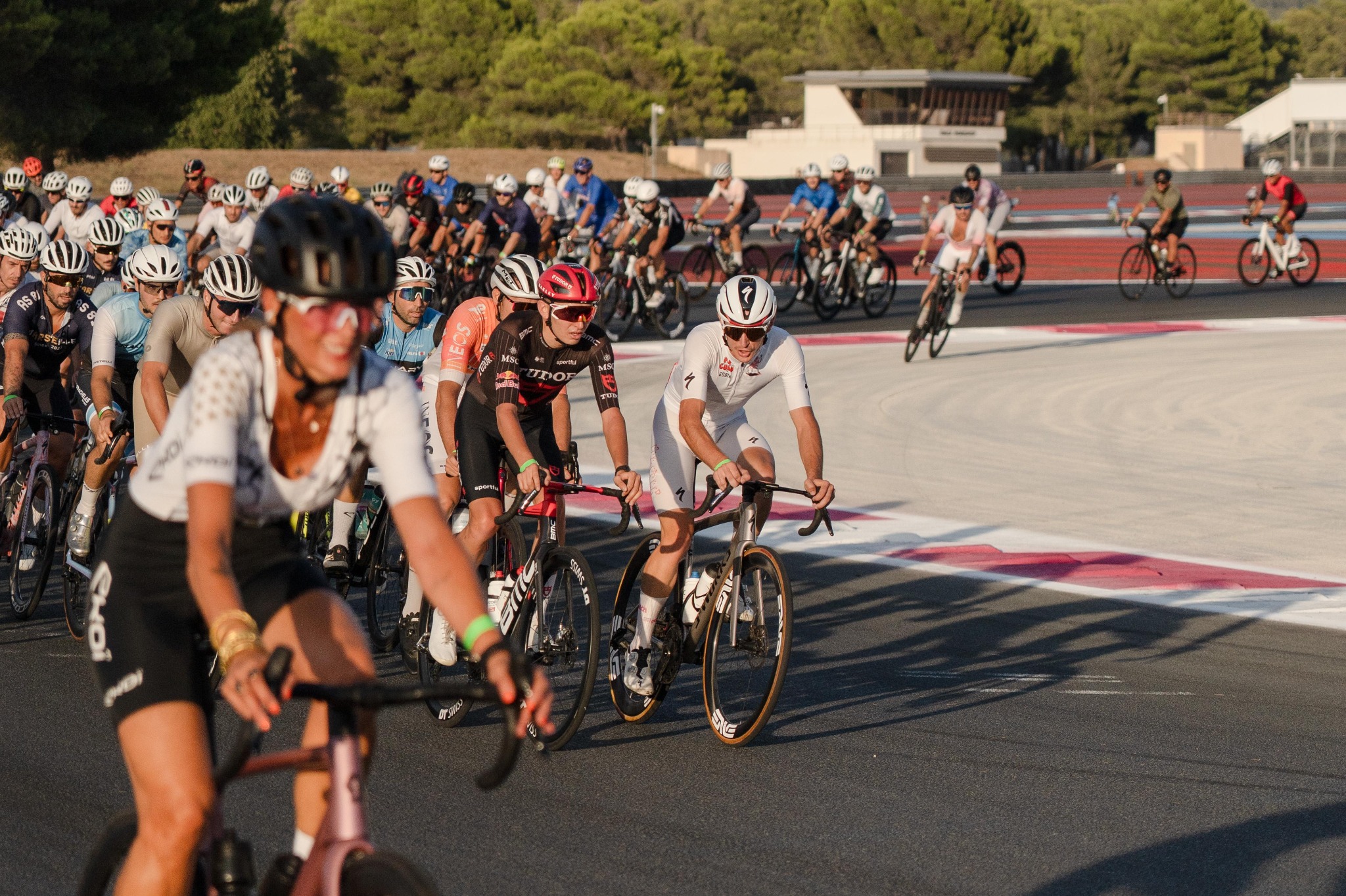 Peloton de cyclistes sur la piste du Circuit Paul Ricard pendant Sunset Bike