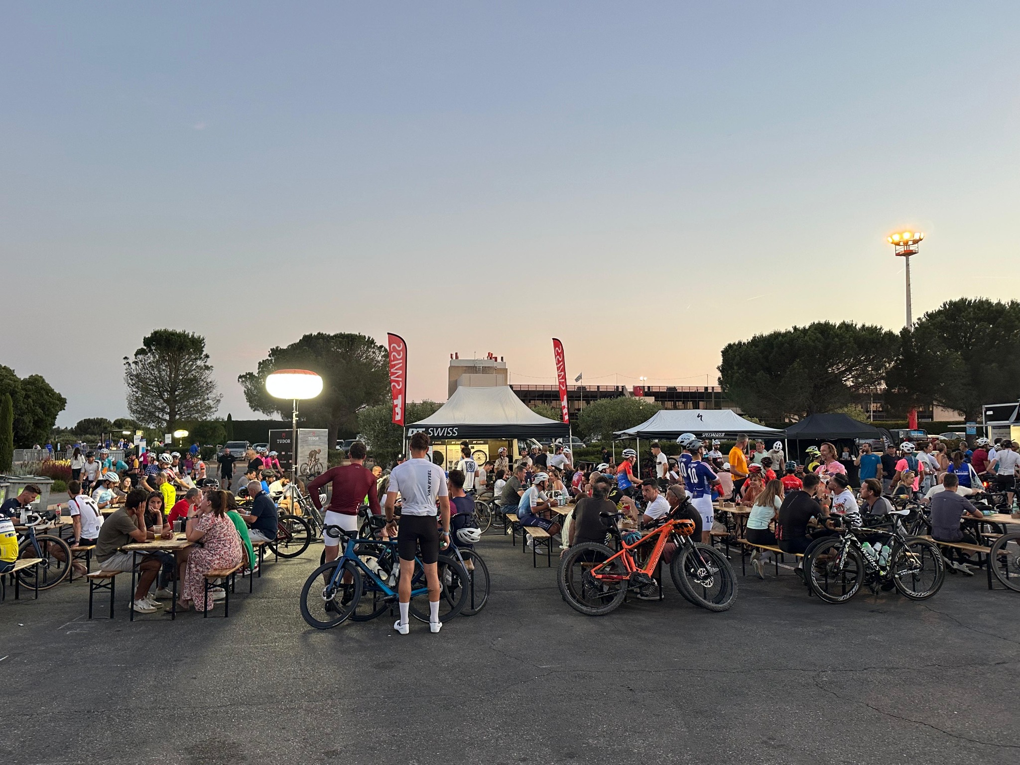 Participants réunis autour des stands et de la restauration à Sunset Bike